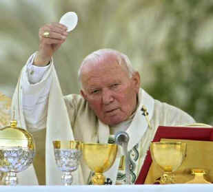 Paus Johannes Paulus II tijdens de H. Mis op Sacramentsdag 2000 te Rome, bij het begin van het Internationale Eucharistische Congres